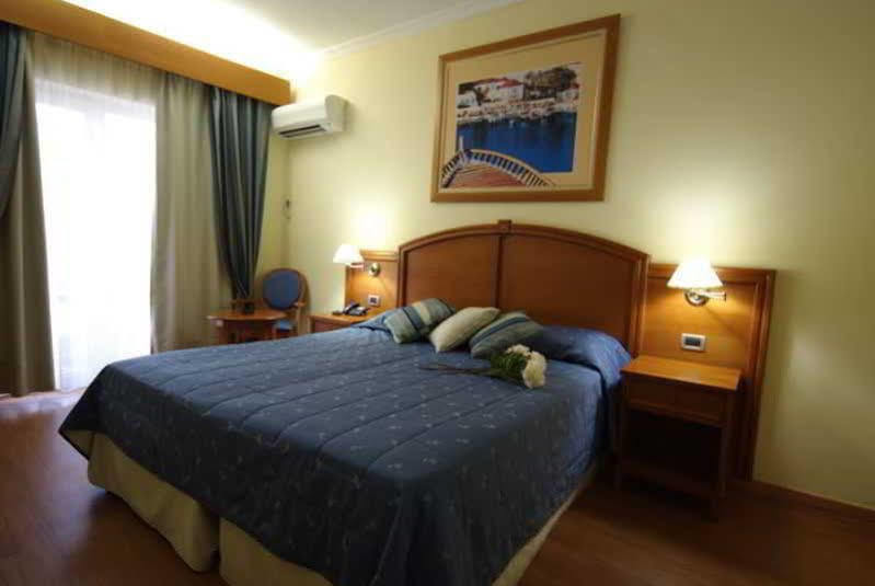 Blue Sea Hotel Митилини Экстерьер фото